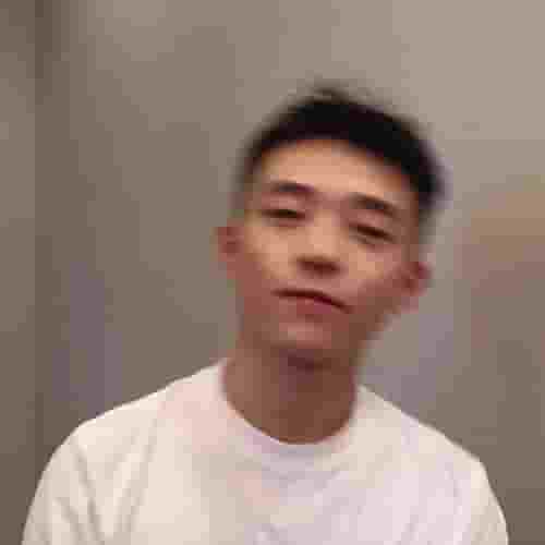 走在巴黎街上的少年